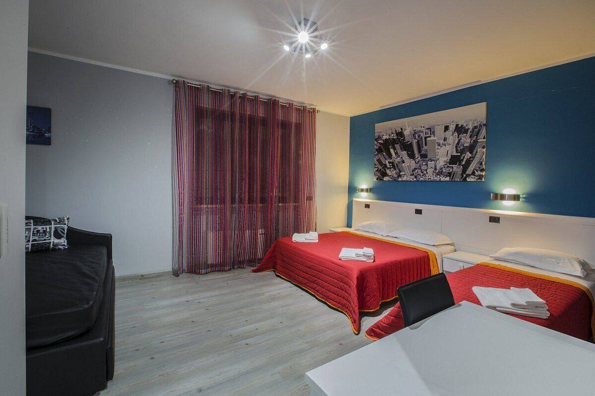 Comfort Triple Room | In-room safe, desk, iron/ironing board, free WiFi