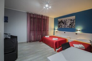 Kolmen hengen comfort-huone | Tallelokero huoneessa, työpöytä, silitysrauta/-lauta, ilmainen Wi-Fi
