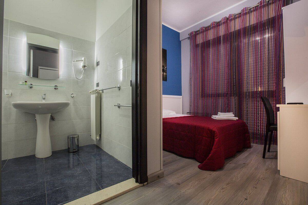 Comfort Single Room | In-room safe, desk, iron/ironing board, free WiFi