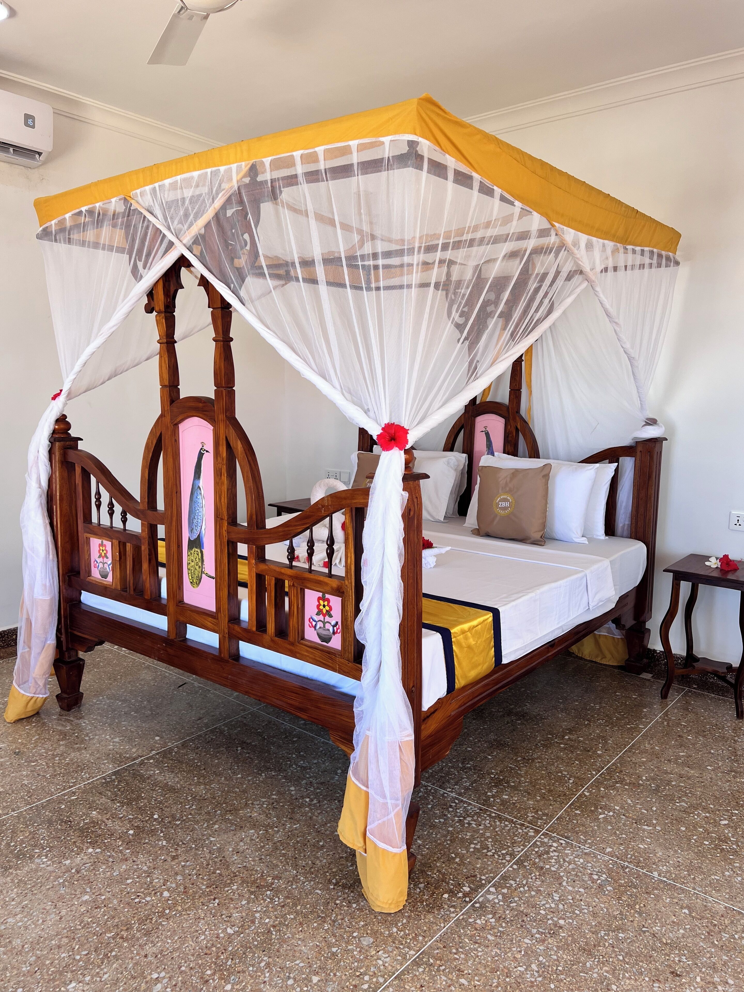 办公桌、免费 WiFi