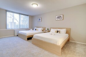 Apartment | 2 bedrooms, premium bedding, blackout drapes, iron/ironing board - Fantastic 2BR Condo with Gym (Arlington)
