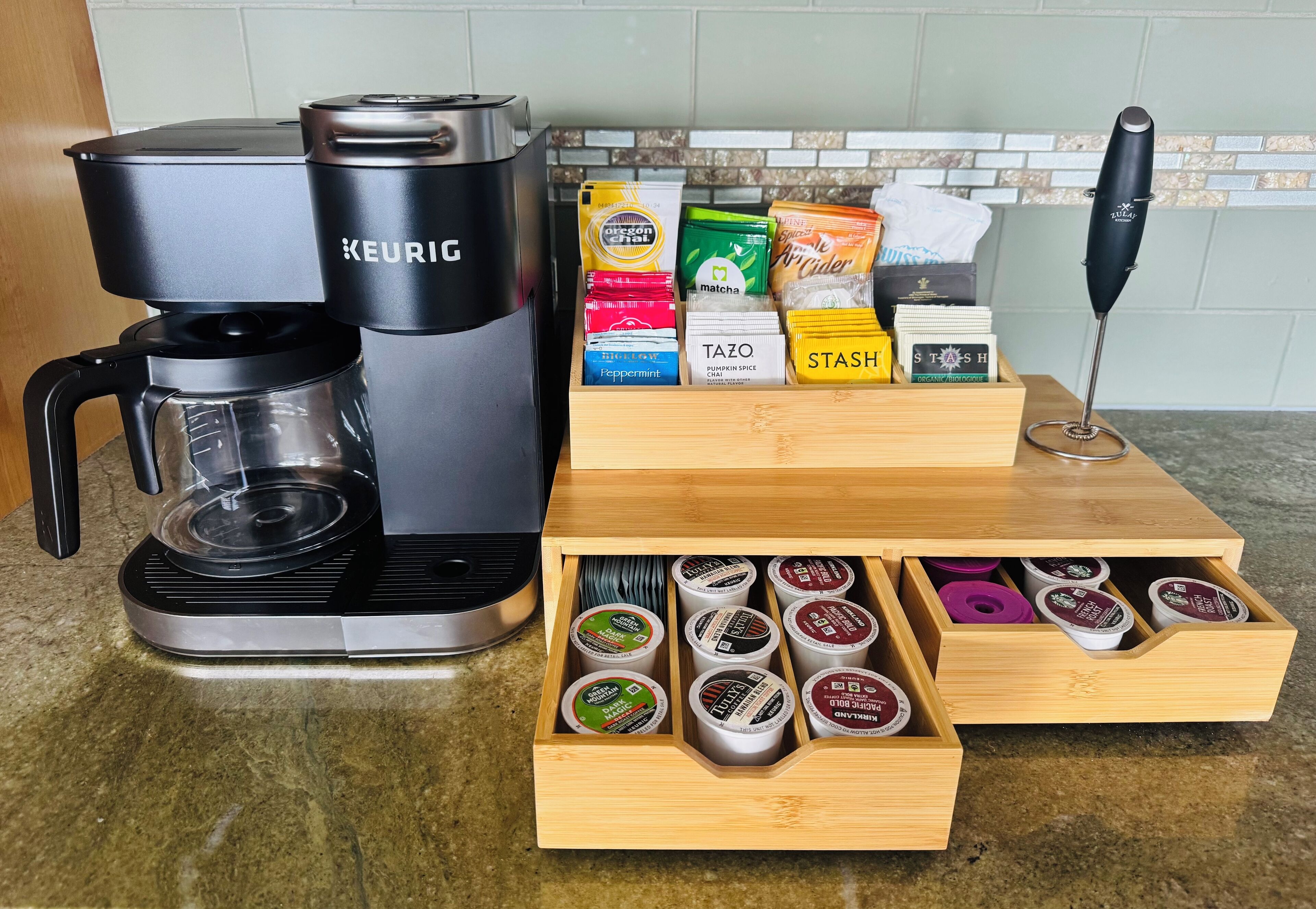 Une machine à café Keurig dotée d’un tiroir à dosettes de café et d’un moulin à café.