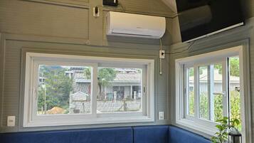 尊榮小屋 | 起居區 | 43-吋電視、數位頻道、Netflix、串流服務