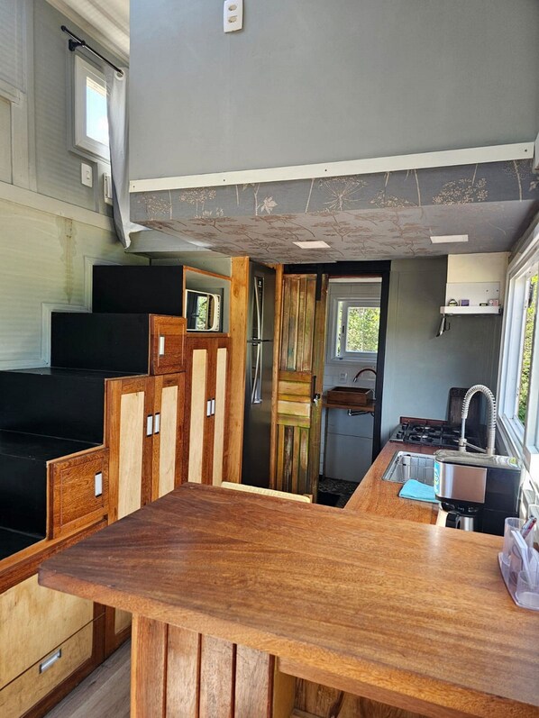 Cabana premium | Cozinha privada | Geladeira, micro-ondas, fogão, cooktop