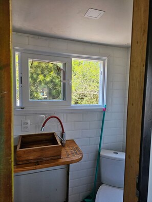 Premium Cabin | Bathroom | Shower, towels, toilet paper - Tinyland Paradise - Garopaba - SC (Garopaba)