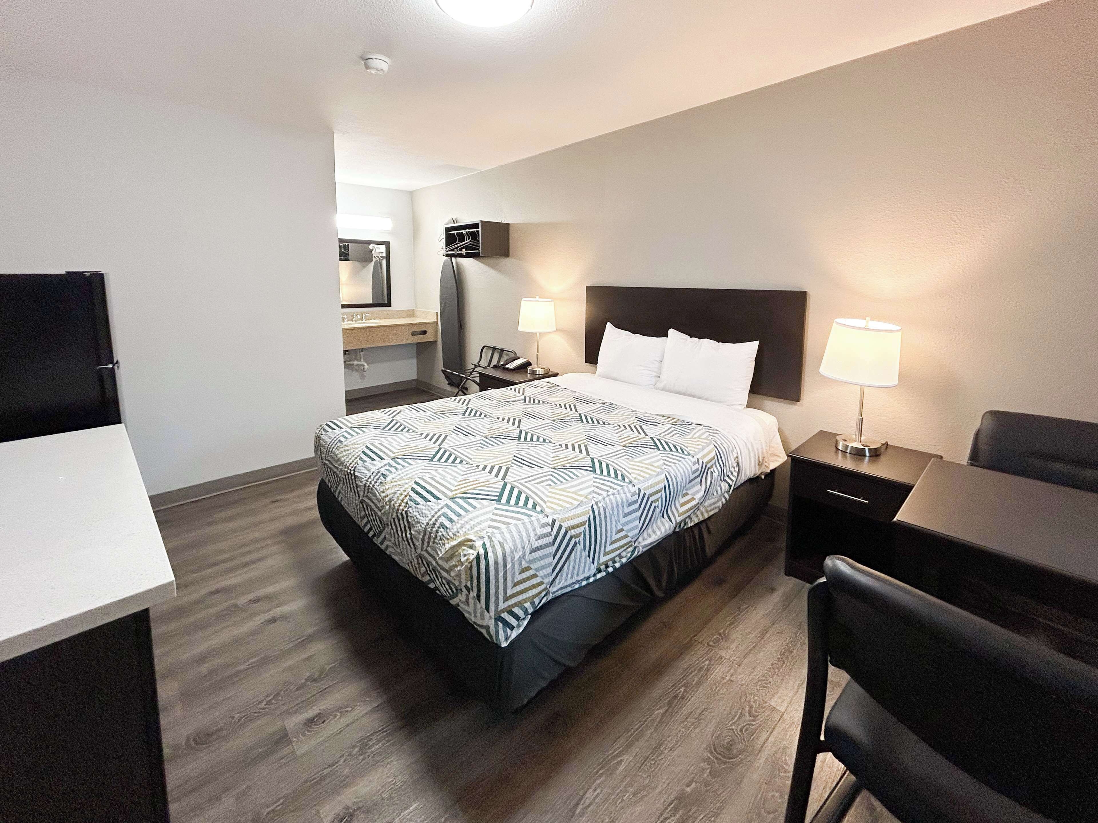 Iron/ironing board, free WiFi, bed sheets