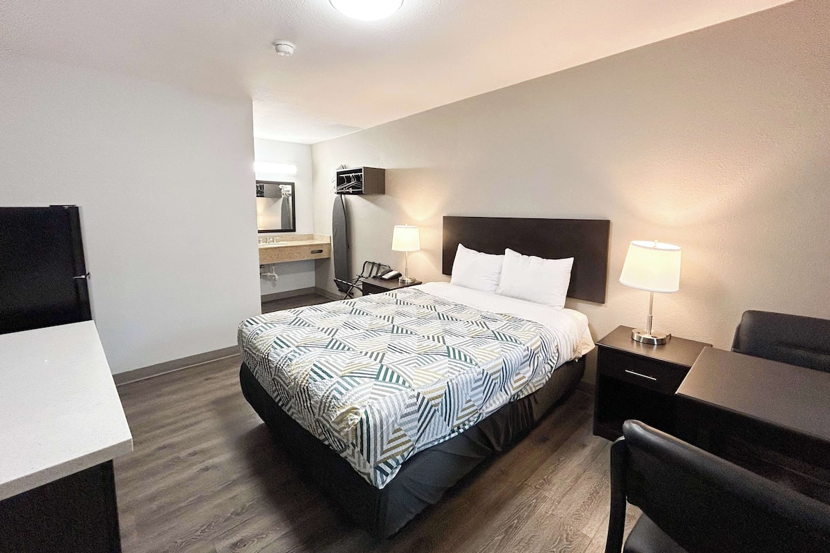 Iron/ironing board, free WiFi, bed sheets