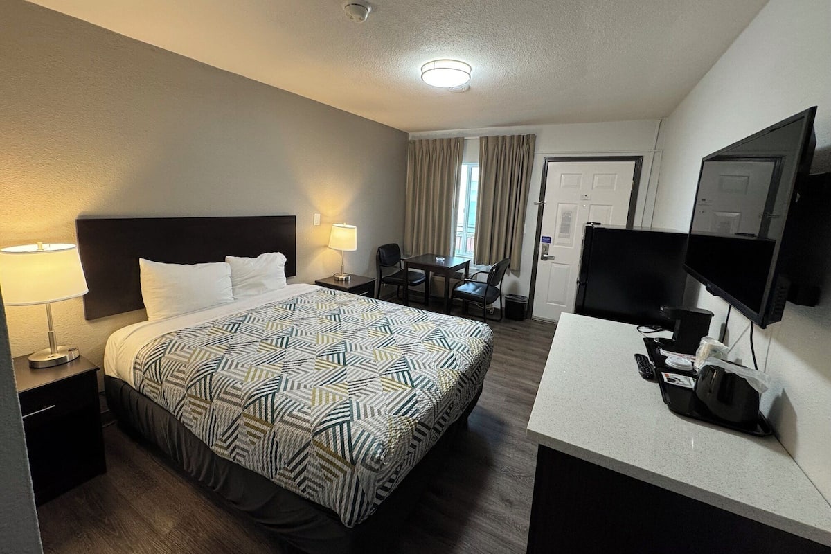 Iron/ironing board, free WiFi, bed sheets