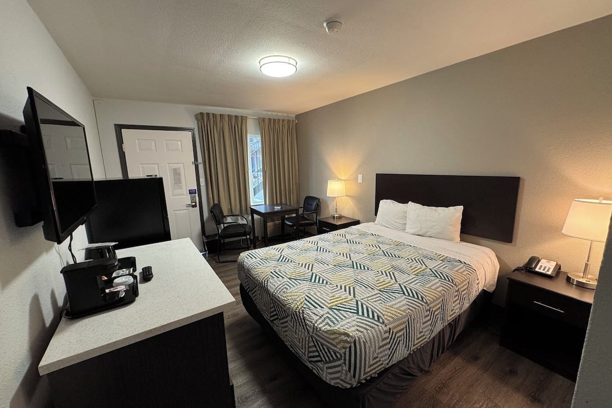 Iron/ironing board, free WiFi, bed sheets