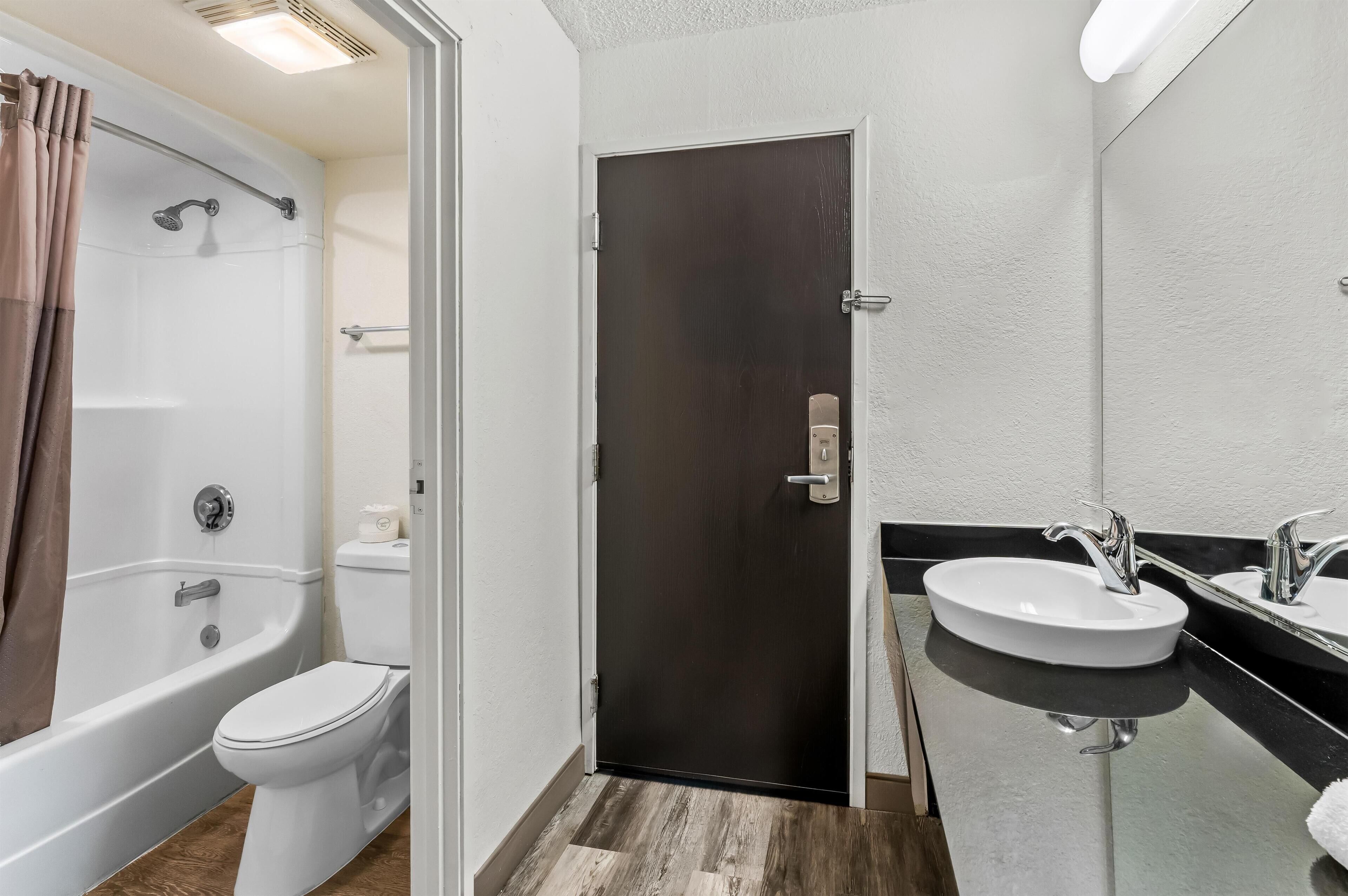 Habitació estàndard, 1 llit doble, no fumadors | Bany | Combinació de dutxa i banyera i tovalloles 