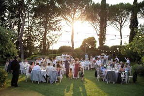Outdoor banquet area - Golden Hour - wedding in Florence  (Toscana)
