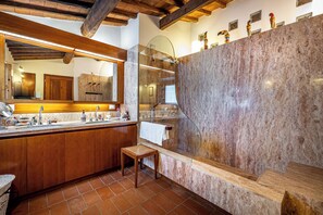 Sèche-cheveux, serviettes fournies, savon, papier toilette