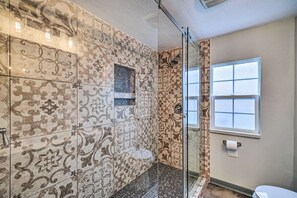 Hair dryer, towels, soap, shampoo - Cozy Bungalow Home, The Heights, 6 miles to Downtown!  (Houston)