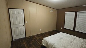 Comfort Single Room | WiFi (free) - 114 Dolphin Harbor N (Baytown)