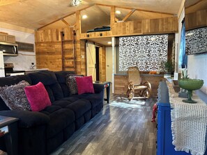 Smart TV - Charming 2-bedroom cottage in Dexter with AC, WiFi. Enjoy your stay (Dexter)