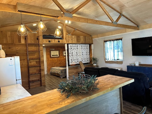 Charming 2-bedroom cottage in Dexter with AC, WiFi. Enjoy your stay