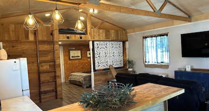 Charming 2-bedroom cottage in Dexter with AC, WiFi. Enjoy your stay