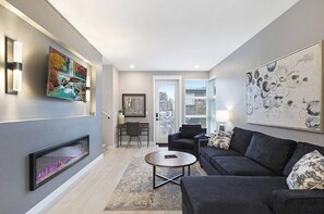 Smart TV, fireplace