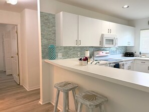 Een koelkast, een magnetron, een oven, een kookplaat