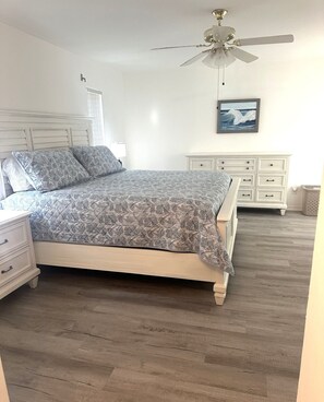 3 bedrooms, iron/ironing board, free WiFi, bed sheets - Charming Coastal Vibe, 3BR Home with Heated Pool (Cape Coral)
