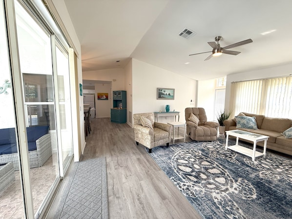 Smart TV, stereo - Charming Coastal Vibe, 3BR Home with Heated Pool (Cape Coral)