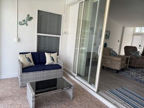 Een smart-tv en een stereo