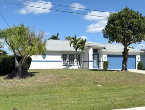 Exterior - Charming Coastal Vibe, 3BR Home with Heated Pool (Cape Coral)