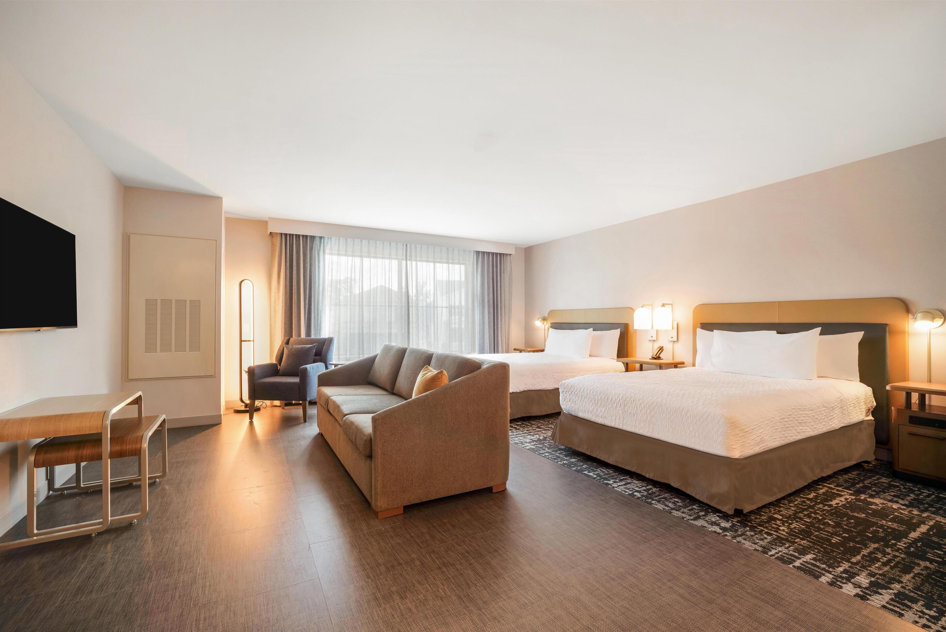 Studio Suite, 2 Queen Beds, Accessible, Bathtub | Living area