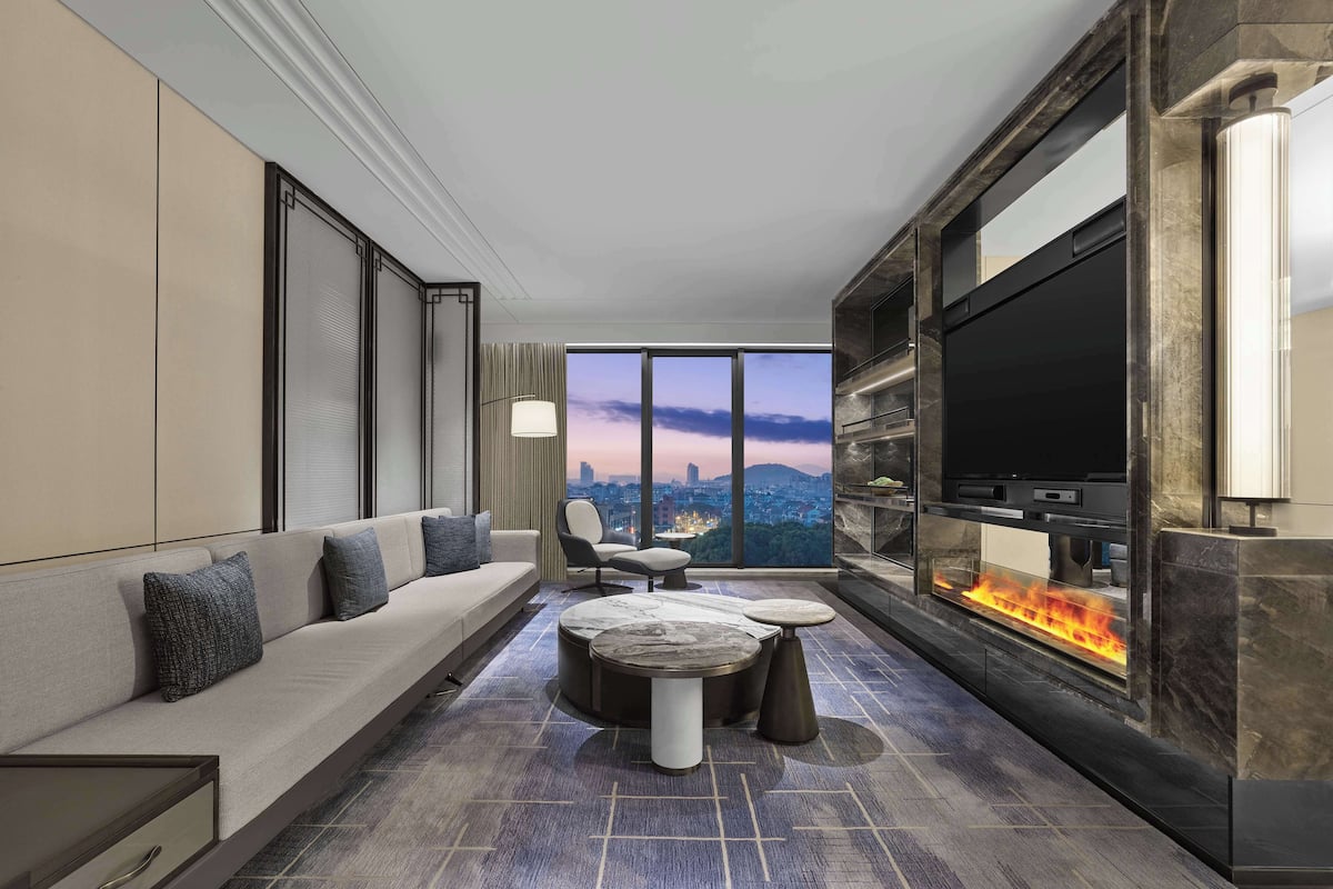 Presidential Suite, 1 King Bed | Living area