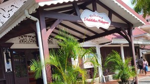A building with a sign reading "Restaurant L'Habitation Philippe." - Au Beau Village Studio Nature View (Sainte-Luce)