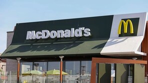A McDonald's restaurant with a prominent sign and a clear view of the entrance. - Liverpool Serviced Apartment | Mallow (Liverpool)