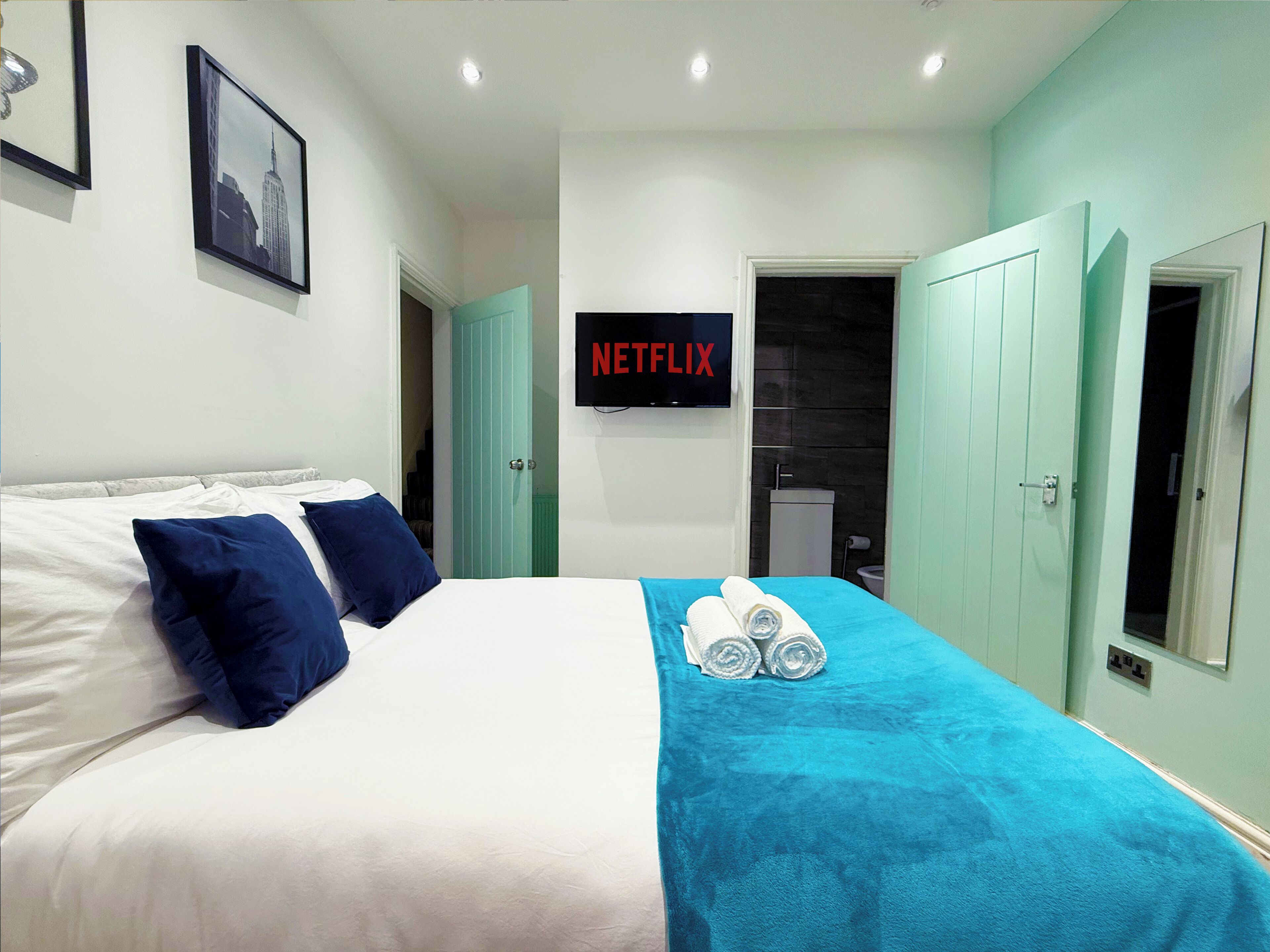 4 bedrooms, iron/ironing board, free WiFi, bed sheets