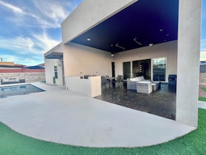 Outdoor dining - Modern Mountainside Pool House with Sunset Views on West Side (El Paso)