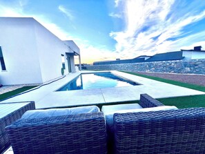 Una piscina al aire libre, una piscina climatizada