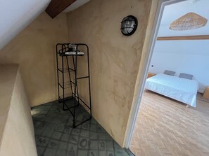 2 makuuhuonetta, työpöytä, silitysrauta/-lauta, vauvan matkasänky