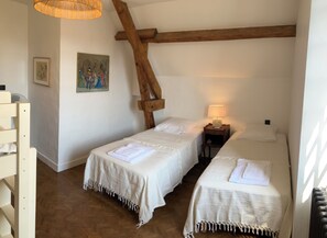 2 bedrooms, desk, iron/ironing board, travel cot - Charming house with panoramic terrace in Domme - Sarlat (Domme)