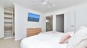 6 bedrooms, iron/ironing board, free WiFi, bed sheets - Kookaburras - Stunning Spacious Home (Nelson Bay)