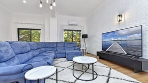 Smart TV, mesa de ping pong