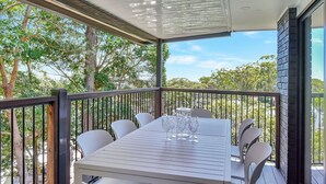 Outdoor dining - Kookaburras Holiday House with Pool in Nelson Bay (Nelson Bay)