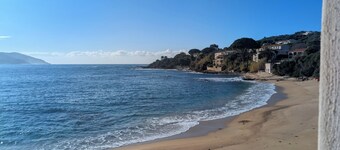WATERFRONT VIEW OF THE SEA, LARGE STUDIO ON BEACH US KITCHEN, TO 4 PEOPLE