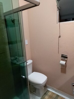 Douche, serviettes fournies, savon, papier toilette