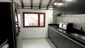 Family Apartment | Dapur peribadi | Ketuhar gelombang mikro, pembancuh kopi/teh