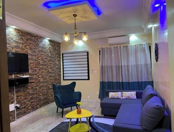 TV - Lovely 1 bedroom apartment w/patio in Mermoz-A2 (Dakar)