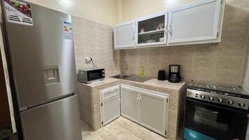 Frigorífic, microones i utensilis de cuina, vaixella i coberteria