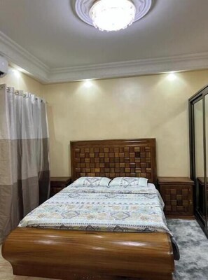 1 habitación, tabla de planchar con plancha, wifi y ropa de cama 