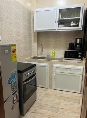 Kühlschrank, Mikrowelle, Kochgeschirr/Geschirr/Besteck