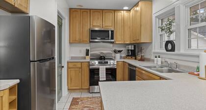 Brightside Bungalow - Quiet and close to Campus!