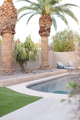 Sunny Stays Getaway Home-3 Rooms, 4 Bed, 2 Bath, Backyard with Pool