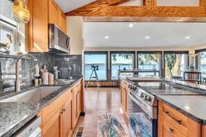 Jääkaappi, mikroaaltouuni, uuni, liesi