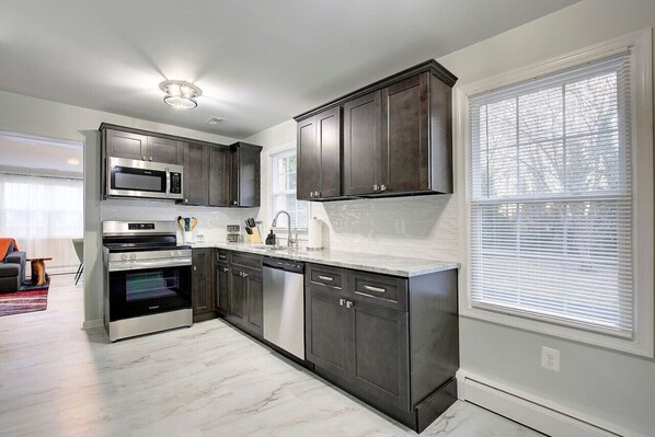 Køleskab, mikrobølgeovn, ovn, kogeplade